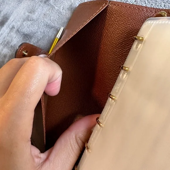 AUTHENTIC Louis Vuitton small ring agenda - Picture 10 of 11